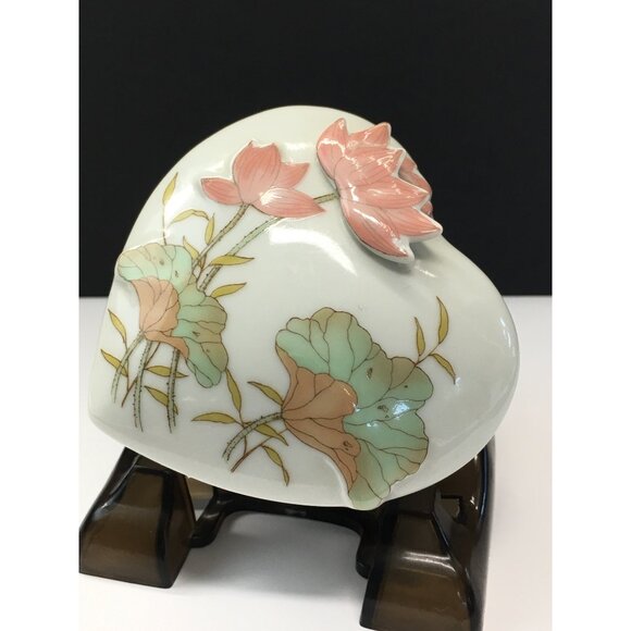 Vtg Heart Shaped Trinket Box Lidded White Porcelain Raised Lotus Flower Japan - Picture 9 of 16